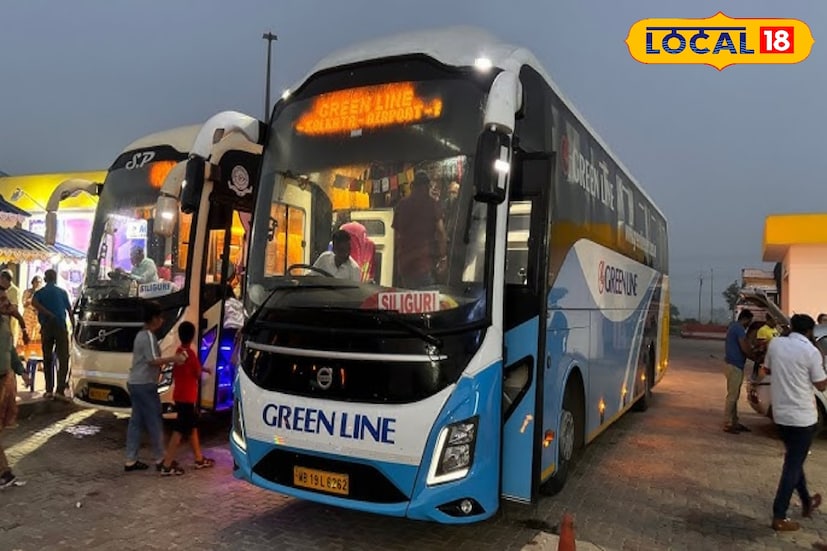 উত্তরে বেড়াতে যাওয়া হোক কিংবা কাজের সূত্রে কয়েক দিনের সফর—সব পথই যেন এসে মিশে যায় শিলিগুড়িতে। উত্তরবঙ্গের প্রবেশদ্বার হিসেবে পরিচিত এই শহরটির সঙ্গে রাজ্যের রাজধানী কলকাতার যোগাযোগ বরাবরই অত্যন্ত গুরুত্বপূর্ণ। প্রায় ৫০০ থেকে ৫৫০ কিলোমিটারের কলকাতা–শিলিগুড়ি যাত্রাপথ রাজ্যের অন্যতম ব্যস্ততম রুট। প্রতিদিন অসংখ্য মানুষ এই পথে যাতায়াত করেন—কেউ পর্যটক, কেউ চাকরিজীবী, কেউ আবার পড়াশোনা বা পারিবারিক প্রয়োজনে। ফলে এই রুটে যাত্রীচাহিদা কখনও কমে না। (ছবি ও তথ্য : ঋত্বিক ভট্টাচার্য) উত্তরে বেড়াতে যাওয়া হোক কিংবা কাজের সূত্রে কয়েক দিনের সফর—সব পথই যেন এসে মিশে যায় শিলিগুড়িতে। উত্তরবঙ্গের প্রবেশদ্বার হিসেবে পরিচিত এই শহরটির সঙ্গে রাজ্যের রাজধানী কলকাতার যোগাযোগ বরাবরই অত্যন্ত গুরুত্বপূর্ণ। প্রায় ৫০০ থেকে ৫৫০ কিলোমিটারের কলকাতা–শিলিগুড়ি যাত্রাপথ রাজ্যের অন্যতম ব্যস্ততম রুট। প্রতিদিন অসংখ্য মানুষ এই পথে যাতায়াত করেন—কেউ পর্যটক, কেউ চাকরিজীবী, কেউ আবার পড়াশোনা বা পারিবারিক প্রয়োজনে। ফলে এই রুটে যাত্রীচাহিদা কখনও কমে না। (ছবি ও তথ্য : ঋত্বিক ভট্টাচার্য)