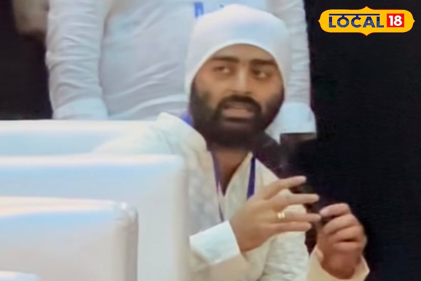 মুর্শিদাবাদ, তন্ময় মন্ডল: তিনি গায়ক অরিজিৎ সিং ।এখন শিরোনামে। কেরিয়ারের শুরুটাও ছিল দ্রুত। তবু সেই শুরুর দিনেই তিনি দেখিয়েছিলেন নির্মোহতা কী। অ্যাশ কিংয়ের গলায় ‘তি আ মো’ গানটি গাওয়ানোর সিদ্ধান্ত নিয়েছিলেন, সুরকার প্রীতমকে রাজি করান। মুর্শিদাবাদ, তন্ময় মন্ডল: তিনি গায়ক অরিজিৎ সিং ।এখন শিরোনামে। কেরিয়ারের শুরুটাও ছিল দ্রুত। তবু সেই শুরুর দিনেই তিনি দেখিয়েছিলেন নির্মোহতা কী। অ্যাশ কিংয়ের গলায় ‘তি আ মো’ গানটি গাওয়ানোর সিদ্ধান্ত নিয়েছিলেন, সুরকার প্রীতমকে রাজি করান।