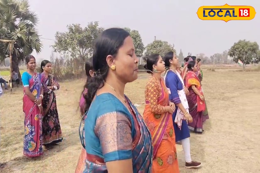 গ্রাম্য খেলায় অবাক করা পুরস্কার। গ্রামের ছেলে-মেয়ে থেকে গৃহবধূ সকলেই নানা খেলায় অংশগ্রহণ করতে ভিড় জমাচ্ছেন। খেলায় জয়ী হলে কোনও ট্রফি অথবা কোনও আর্থিক পুরস্কার নেই। তবুও জিতলে বেজায় খুশি সকলে। পুরস্কার হিসেবে কী এমন রয়েছে? কেন সকলে ভিড় জমাচ্ছেন জানেন? (ছবি ও তথ্যঃ সায়নী সরকার) গ্রাম্য খেলায় অবাক করা পুরস্কার। গ্রামের ছেলে-মেয়ে থেকে গৃহবধূ সকলেই নানা খেলায় অংশগ্রহণ করতে ভিড় জমাচ্ছেন। খেলায় জয়ী হলে কোনও ট্রফি অথবা কোনও আর্থিক পুরস্কার নেই। তবুও জিতলে বেজায় খুশি সকলে। পুরস্কার হিসেবে কী এমন রয়েছে? কেন সকলে ভিড় জমাচ্ছেন জানেন? (ছবি ও তথ্যঃ সায়নী সরকার)
