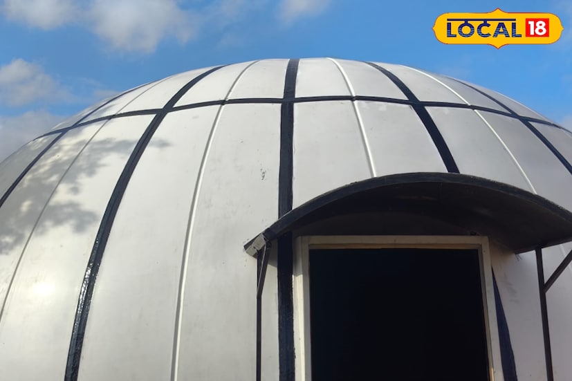 দীর্ঘদিন পর বাঁকুড়া শহরের সাংস্কৃতিক জীবনে ফিরতে চলেছে সিনেমার আলো। শহরের অদূরে শালবনি–ছাতনা রোডে রাস্তার পাশেই তৈরি হচ্ছে এক অভিনব ডোম আকৃতির মিনি থিয়েটার, যার নকশা অনেকটাই প্লানেটরিয়ামের মতো। ছোট হলেও আধুনিক ও আকর্ষণীয় এই প্রেক্ষাগৃহ ইতিমধ্যেই কৌতূহল তৈরি করেছে শহরবাসীর মধ্যে। (ছবি ও তথ্য - নীলাঞ্জন বন্দ্যোপাধ্যায়) দীর্ঘদিন পর বাঁকুড়া শহরের সাংস্কৃতিক জীবনে ফিরতে চলেছে সিনেমার আলো। শহরের অদূরে শালবনি–ছাতনা রোডে রাস্তার পাশেই তৈরি হচ্ছে এক অভিনব ডোম আকৃতির মিনি থিয়েটার, যার নকশা অনেকটাই প্লানেটরিয়ামের মতো। ছোট হলেও আধুনিক ও আকর্ষণীয় এই প্রেক্ষাগৃহ ইতিমধ্যেই কৌতূহল তৈরি করেছে শহরবাসীর মধ্যে। (ছবি ও তথ্য - নীলাঞ্জন বন্দ্যোপাধ্যায়)