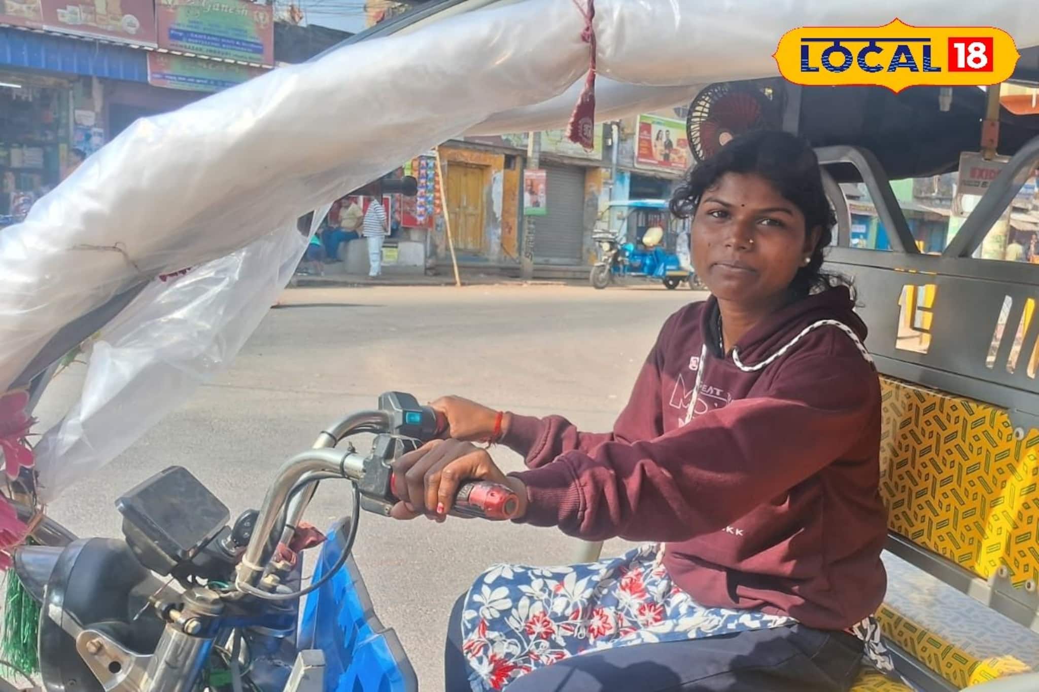 বাবার কাঁধে কাঁধ মিলিয়ে সংগ্রাম, টোটো চালিয়ে ভবিষ্যৎ গড়ছে পুরুলিয়ার আদিবাসী কন্যা