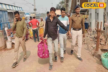 ট্রেনের মধ্যে ওগুলো কী! এত ভয়ঙ্কর শব্দ কেন? ঝাঁপি খুলতেই যা পেল জিআরপি, শুনে শিউরে উঠবেন ট্রেনের মধ্যে ওগুলো কী! এত ভয়ঙ্কর শব্দ কেন? ঝাঁপি খুলতেই যা পেল জিআরপি, শুনে শিউরে উঠবেন