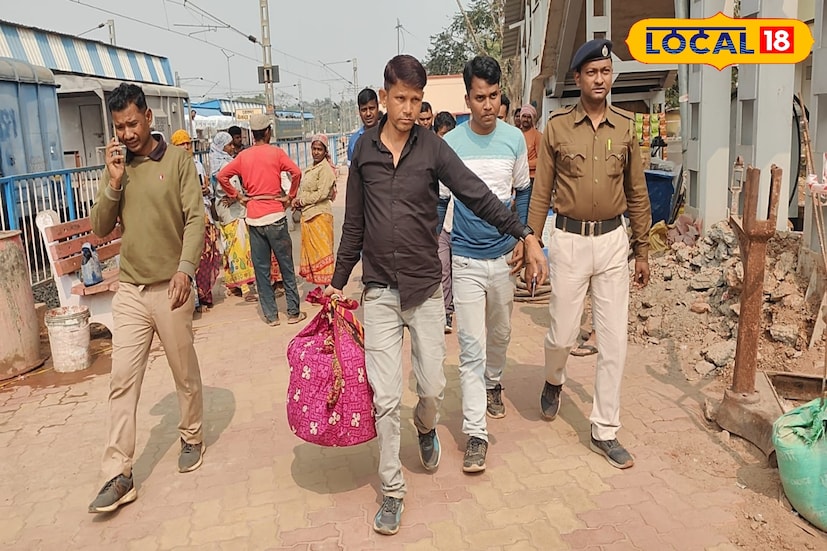 রেলে সওয়ারি শুধু যাত্রী নয়, এবার রেলের যাত্রী সাপ! হ্যাঁ, ঠিকই। ট্রেন থেকে উদ্ধার দুটি ঝাঁপি, তার মধ্যেই রয়েছে দুটি পূর্ণ বয়স্ক সাপ। সূত্র মারফত খবর পেয়ে সেই সাপ উদ্ধার জিআরপির।দুটি বিশালাকার ময়াল সাপ উদ্ধার করা হয়। ট্রেনের মধ্য থেকে নামান হয় বেলদা স্টেশনে।এক্সপ্রেস ট্রেনের ভেতর থেকে ময়াল সাপ উদ্ধারের ঘটনায় বৃহস্পতিবার সকালে আতঙ্ক ছড়াল রেলযাত্রীদের মধ্যে। হঠাৎ এই ঘটনার জেরে বেলদা স্টেশন চত্বরেও চাঞ্চল্য তৈরি হয়। ট্রেনের কামরার মধ্যে সাপ থাকার খবর ছড়িয়ে পড়তেই যাত্রীদের মধ্যে ভয় ও উৎকণ্ঠা দেখা দেয়। (তথ্য ও ছবি: রঞ্জন চন্দ) রেলে সওয়ারি শুধু যাত্রী নয়, এবার রেলের যাত্রী সাপ! হ্যাঁ, ঠিকই। ট্রেন থেকে উদ্ধার দুটি ঝাঁপি, তার মধ্যেই রয়েছে দুটি পূর্ণ বয়স্ক সাপ। সূত্র মারফত খবর পেয়ে সেই সাপ উদ্ধার জিআরপির।দুটি বিশালাকার ময়াল সাপ উদ্ধার করা হয়। ট্রেনের মধ্য থেকে নামান হয় বেলদা স্টেশনে।এক্সপ্রেস ট্রেনের ভেতর থেকে ময়াল সাপ উদ্ধারের ঘটনায় বৃহস্পতিবার সকালে আতঙ্ক ছড়াল রেলযাত্রীদের মধ্যে। হঠাৎ এই ঘটনার জেরে বেলদা স্টেশন চত্বরেও চাঞ্চল্য তৈরি হয়। ট্রেনের কামরার মধ্যে সাপ থাকার খবর ছড়িয়ে পড়তেই যাত্রীদের মধ্যে ভয় ও উৎকণ্ঠা দেখা দেয়। (তথ্য ও ছবি: রঞ্জন চন্দ)