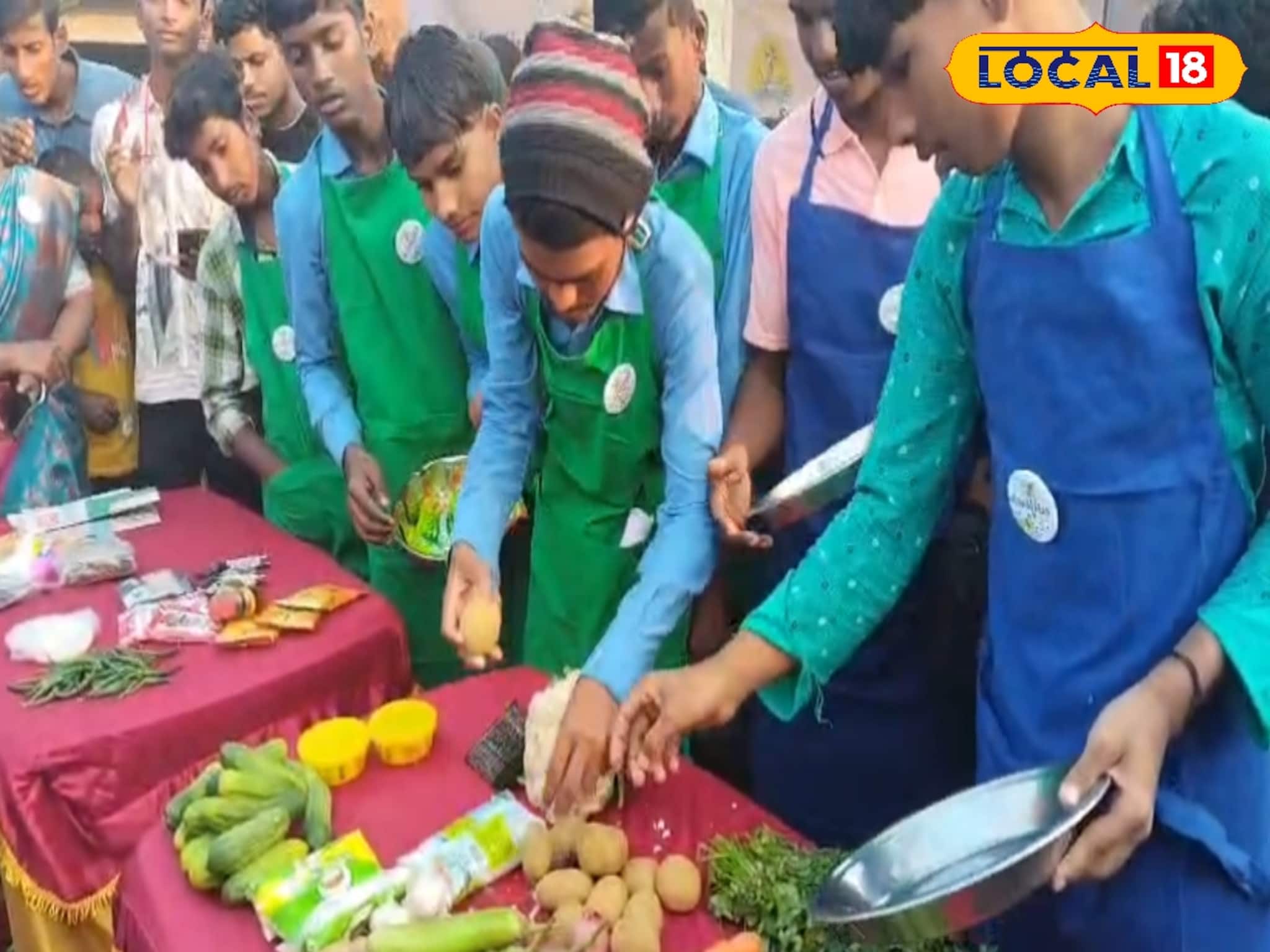 মৌসুনিতে রন্ধন প্রতিযোগিতায় ছেলেরা, মেয়েরা খেলছে কবাডি... উলটপুরান? মৌসুনিতে রন্ধন প্রতিযোগিতায় ছেলেরা, মেয়েরা খেলছে কবাডি... উলটপুরান?