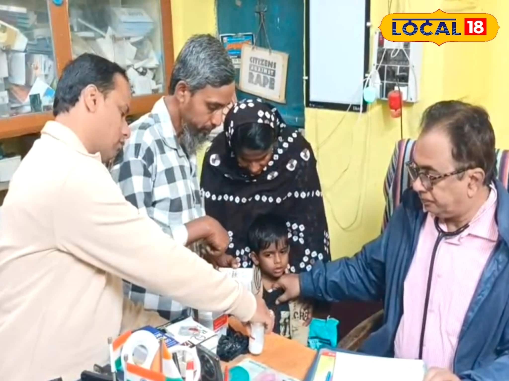 মুখ ফুটে বলতে না পারলেও তিনি বুঝে নেন, বিনা পয়সাতেও করেন চিকিৎসা, গরিবের ডাক্তার তিনি...