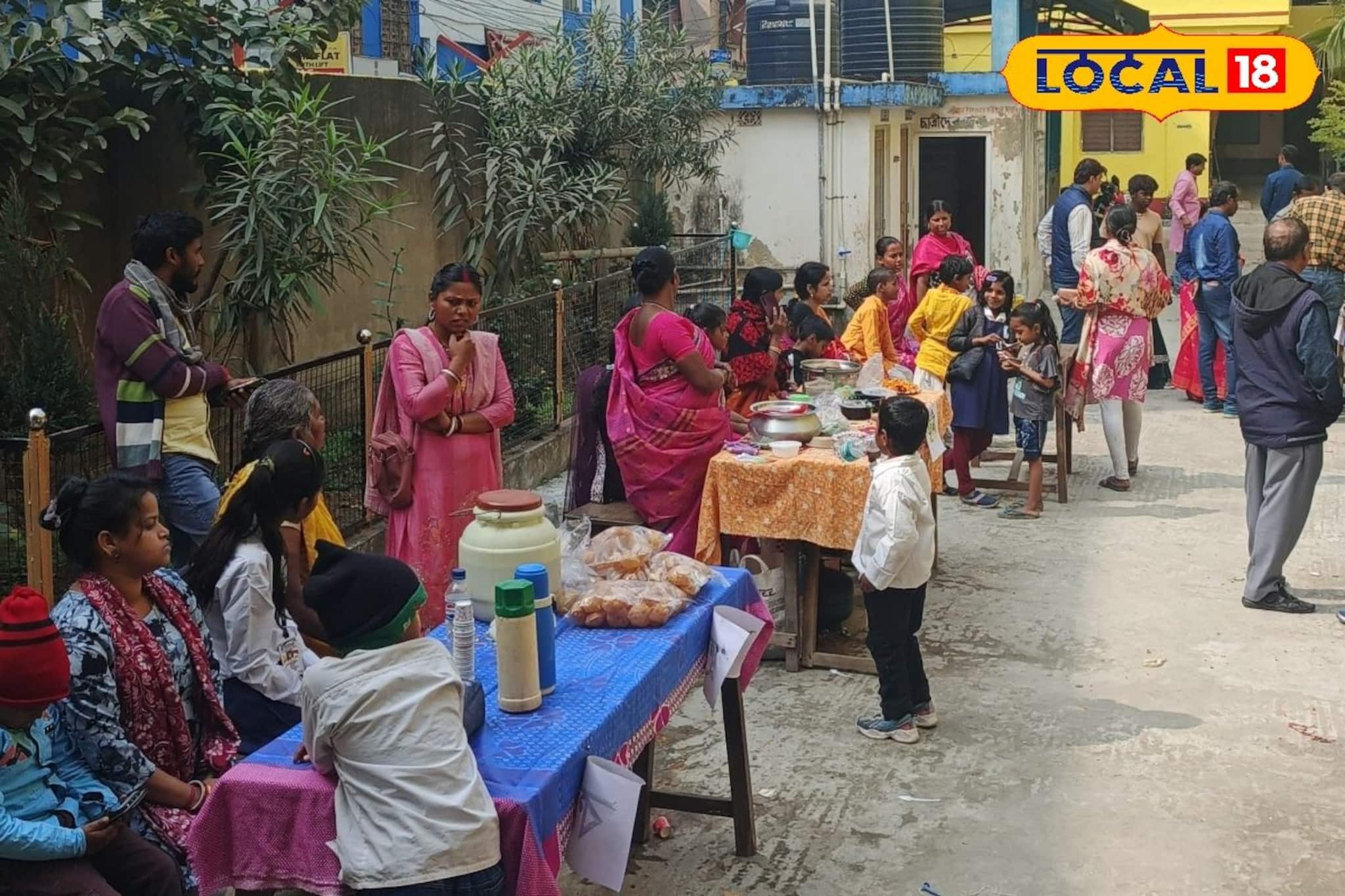 বই খাতার পাশেই হাতা-খুন্তি! ক্লাসরুমে বসে ঘুগনি-দইবড়া বিক্রি, এক অনন্য শিক্ষা