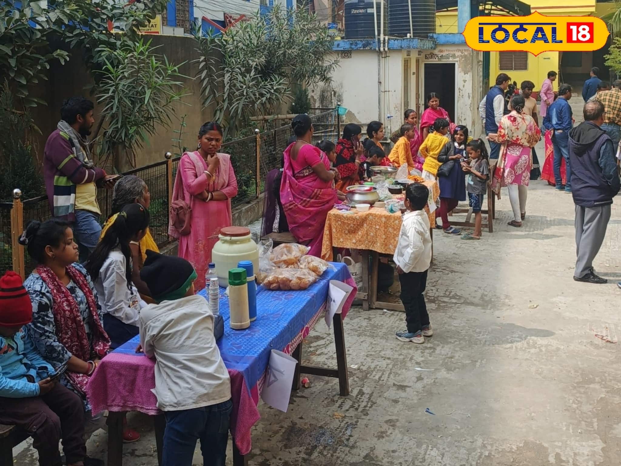 বই খাতার পাশেই হাতা-খুন্তি! ক্লাসরুমে বসে ঘুগনি-দইবড়া বিক্রি, এক অনন্য শিক্ষা