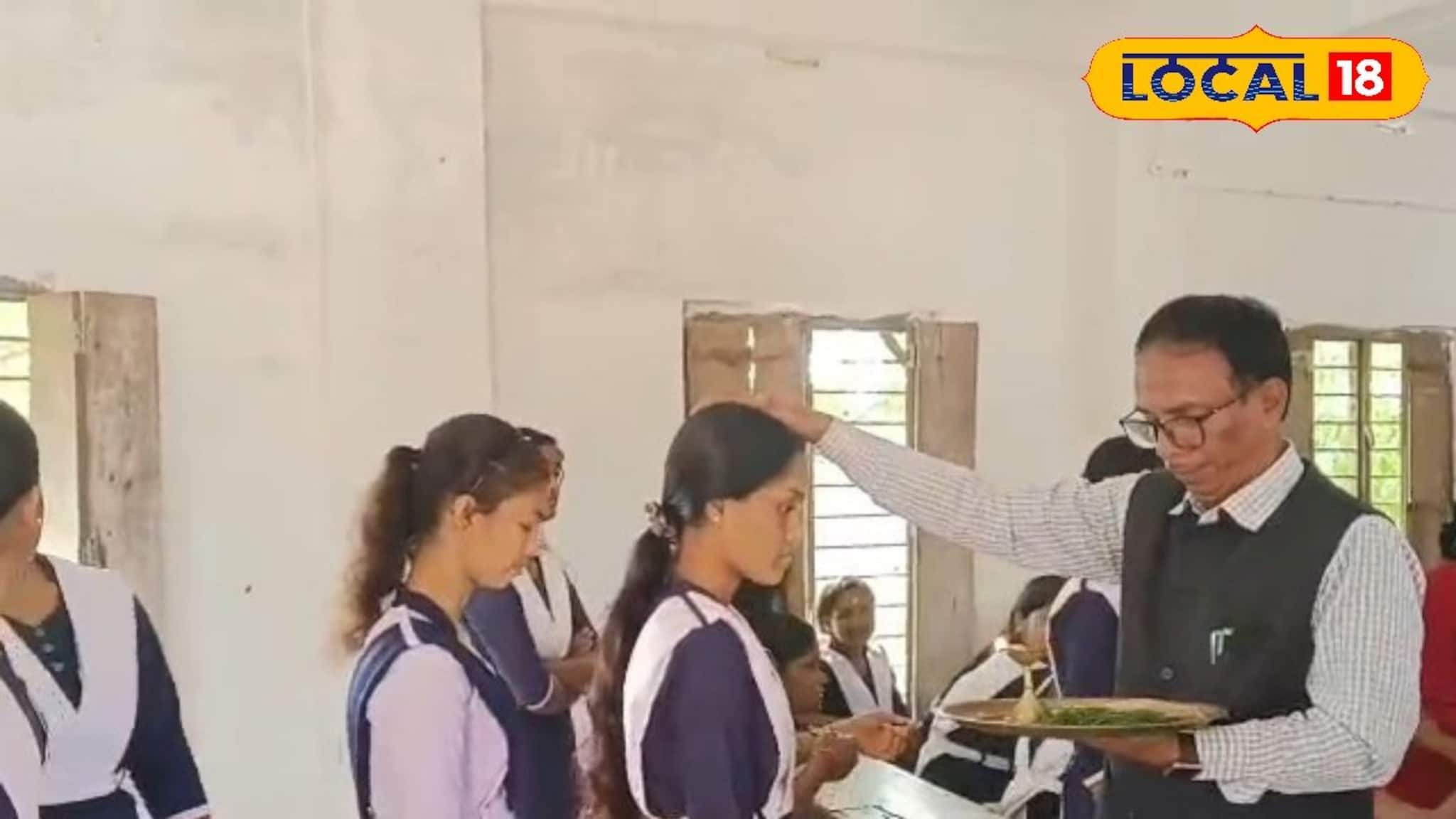 মাধ্যমিক ও উচ্চ মাধ্যমিক পরীক্ষার্থীদের সাফল্য কামনায় ধান-দূর্বা দিয়ে আশীর্বাদ স্কুলশিক্ষকদের!