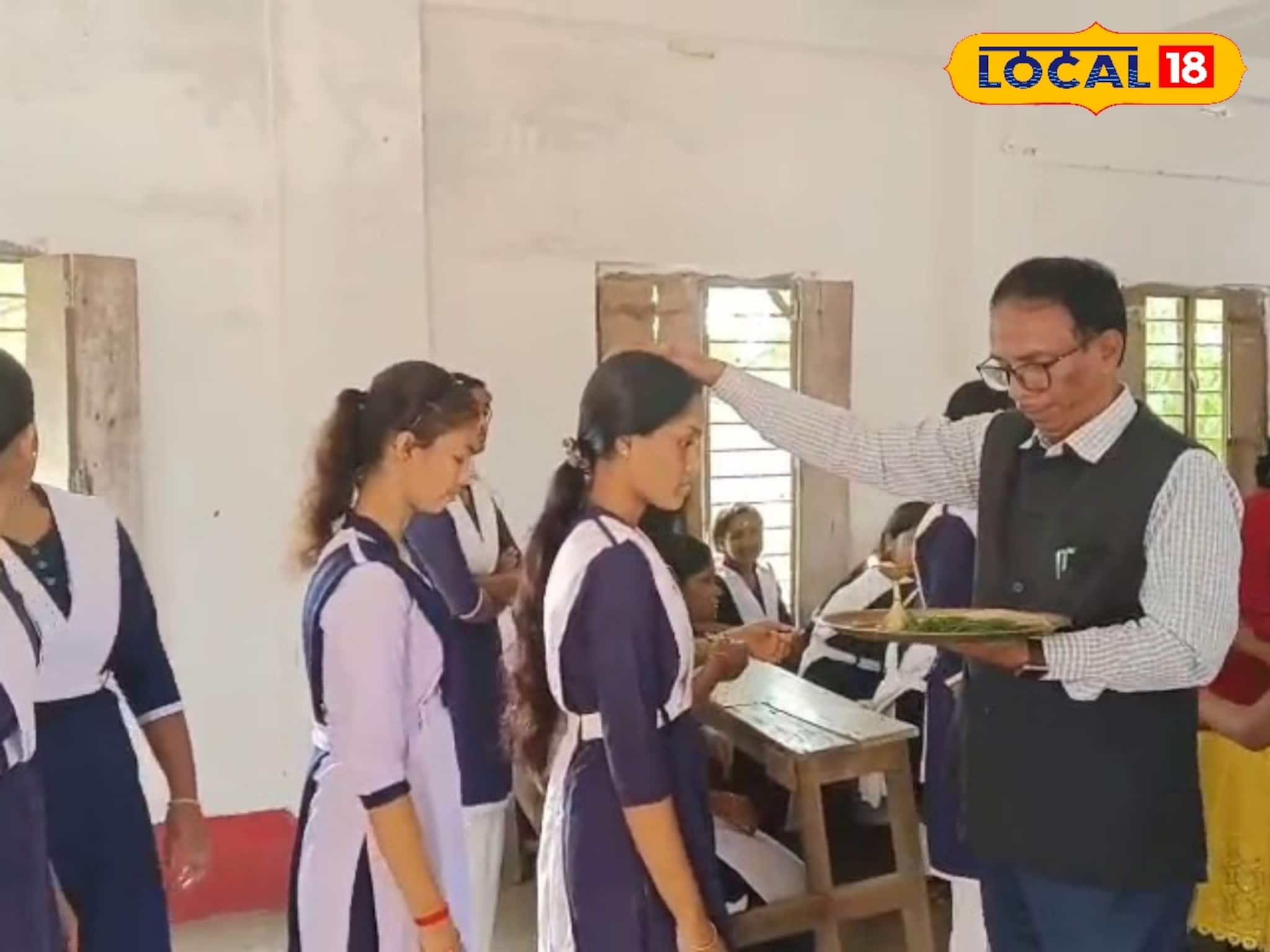 পরীক্ষার্থীদের সাফল্য কামনায় ধান-দূর্বা দিয়ে আশীর্বাদ স্কুলশিক্ষকদের!