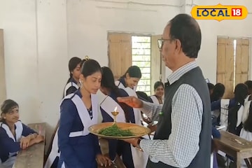 পরীক্ষার্থীদের সাফল্য কামনায় ধান-দূর্বা দিয়ে আশীর্বাদ স্কুলশিক্ষকদের! পরীক্ষার্থীদের সাফল্য কামনায় ধান-দূর্বা দিয়ে আশীর্বাদ স্কুলশিক্ষকদের!