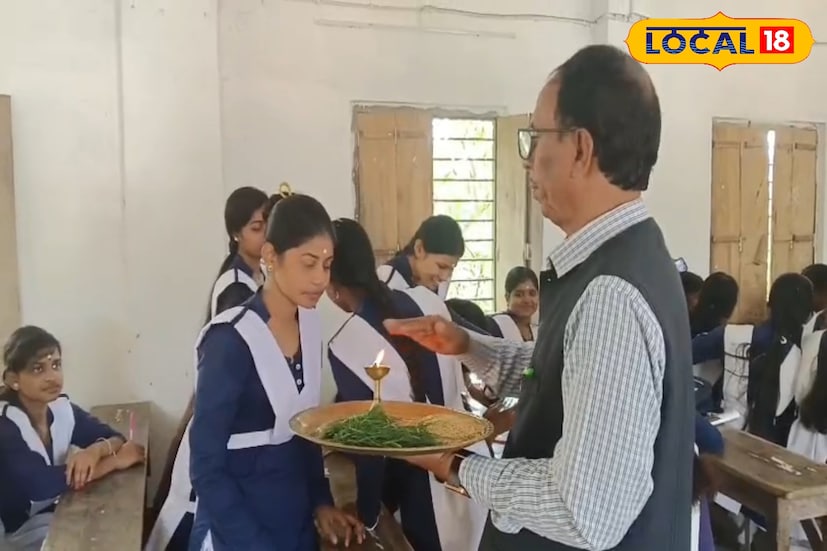 মাত্র একদিন পরেই শুরু হতে চলেছে চলতি বছরের মাধ্যমিক। এবং তার কিছুদিন পরই উচ্চ মাধ্যমিক পরীক্ষা। পরীক্ষার প্রস্তুতির চাপে যখন ছাত্রছাত্রীরা মানসিকভাবে কিছুটা হলেও উদ্বিগ্ন, ঠিক সেই সময় পরীক্ষার্থীদের মনোবল বাড়াতে এক ব্যতিক্রমী ও মানবিক উদ্যোগ নিল পূর্ব মেদিনীপুর জেলার ময়না ব্লকের অন্তর্গত কলাগাছিয়া হাই স্কুলের শিক্ষক-শিক্ষিকারা। (ছবি ও তথ্য: সৈকত শী) মাত্র একদিন পরেই শুরু হতে চলেছে চলতি বছরের মাধ্যমিক। এবং তার কিছুদিন পরই উচ্চ মাধ্যমিক পরীক্ষা। পরীক্ষার প্রস্তুতির চাপে যখন ছাত্রছাত্রীরা মানসিকভাবে কিছুটা হলেও উদ্বিগ্ন, ঠিক সেই সময় পরীক্ষার্থীদের মনোবল বাড়াতে এক ব্যতিক্রমী ও মানবিক উদ্যোগ নিল পূর্ব মেদিনীপুর জেলার ময়না ব্লকের অন্তর্গত কলাগাছিয়া হাই স্কুলের শিক্ষক-শিক্ষিকারা। (ছবি ও তথ্য: সৈকত শী)