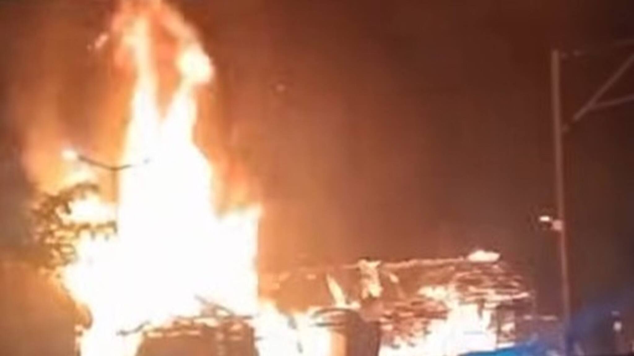 হাসনাবাদ রেল কলোনিতে ভয়াবহ আগুন ! সর্বস্ব হারিয়ে দিশাহারা বাসিন্দারা