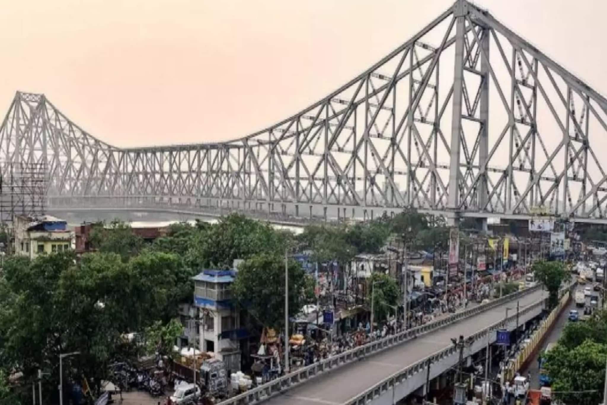 হাড়হিম দৃশ্য! হাওড়া ব্রিজে রক্তাক্ত অবস্থায় পড়ে যুবকের দেহ