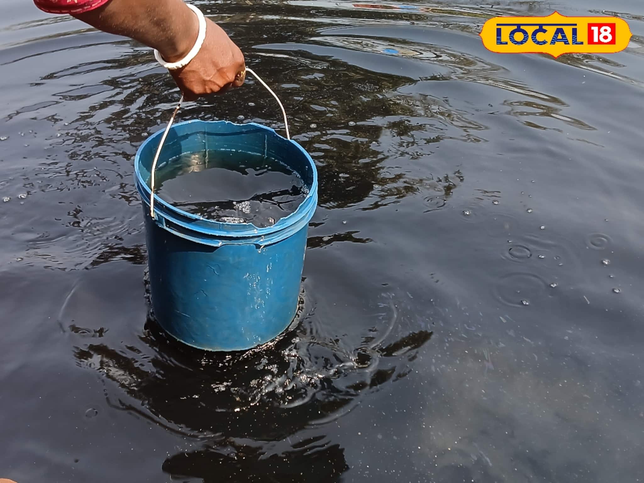 খাল দিয়ে বইছে দুর্গন্ধময় জল! পচা জলই গড়ফা খালপাড়বাসীর সম্বল, নিদারুণ কষ্টের জীবন খাল দিয়ে বইছে দুর্গন্ধময় জল! পচা জলই গড়ফা খালপাড়বাসীর সম্বল, নিদারুণ কষ্টের জীবন