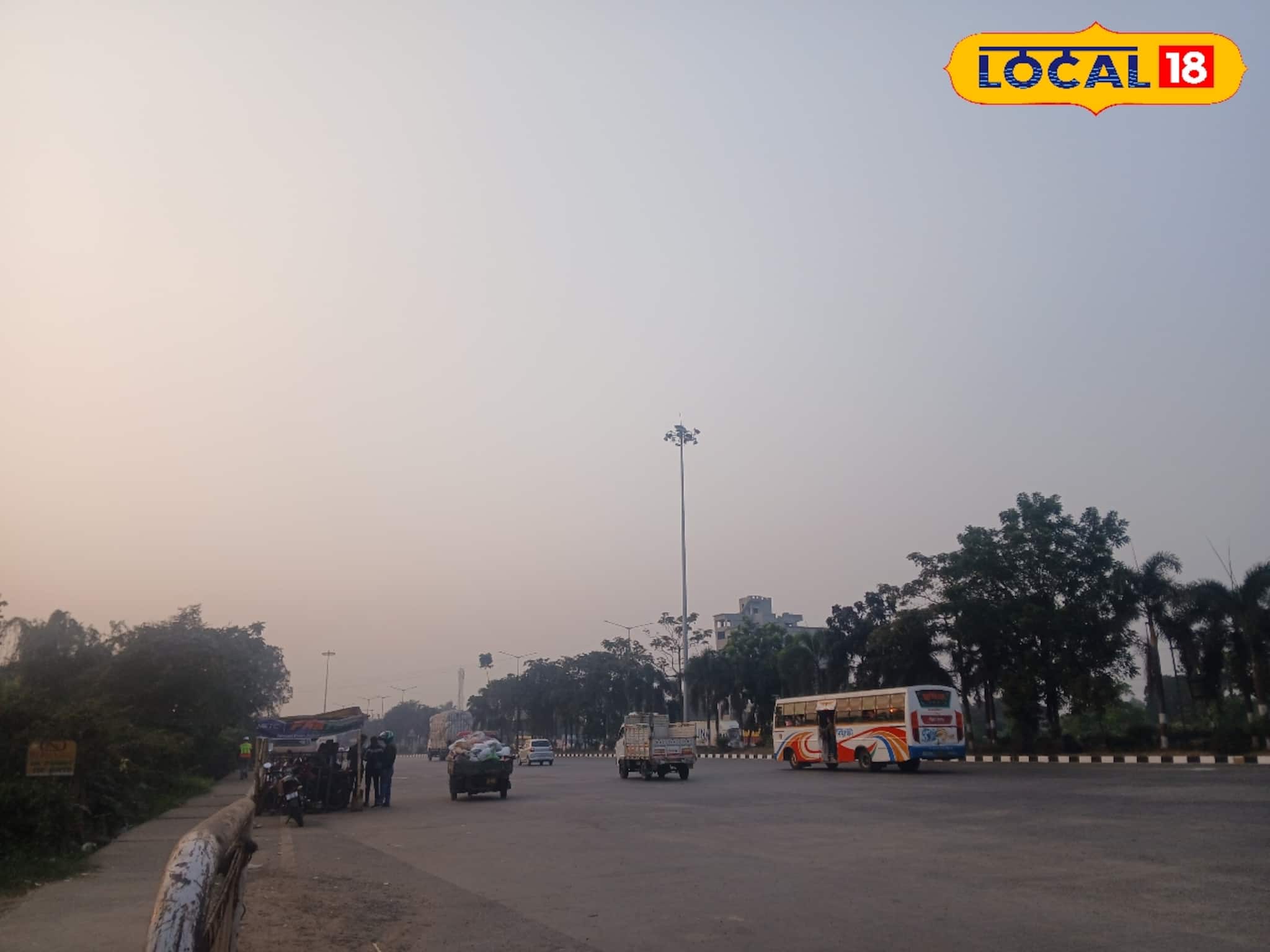 গাঢ় কুয়াশার মাঝে জাতীয় সড়কে দুর্ঘটনার কবলে মুরগির গাড়ি! মর্মান্তিক মৃত্যু চালক-সহ ২ জন