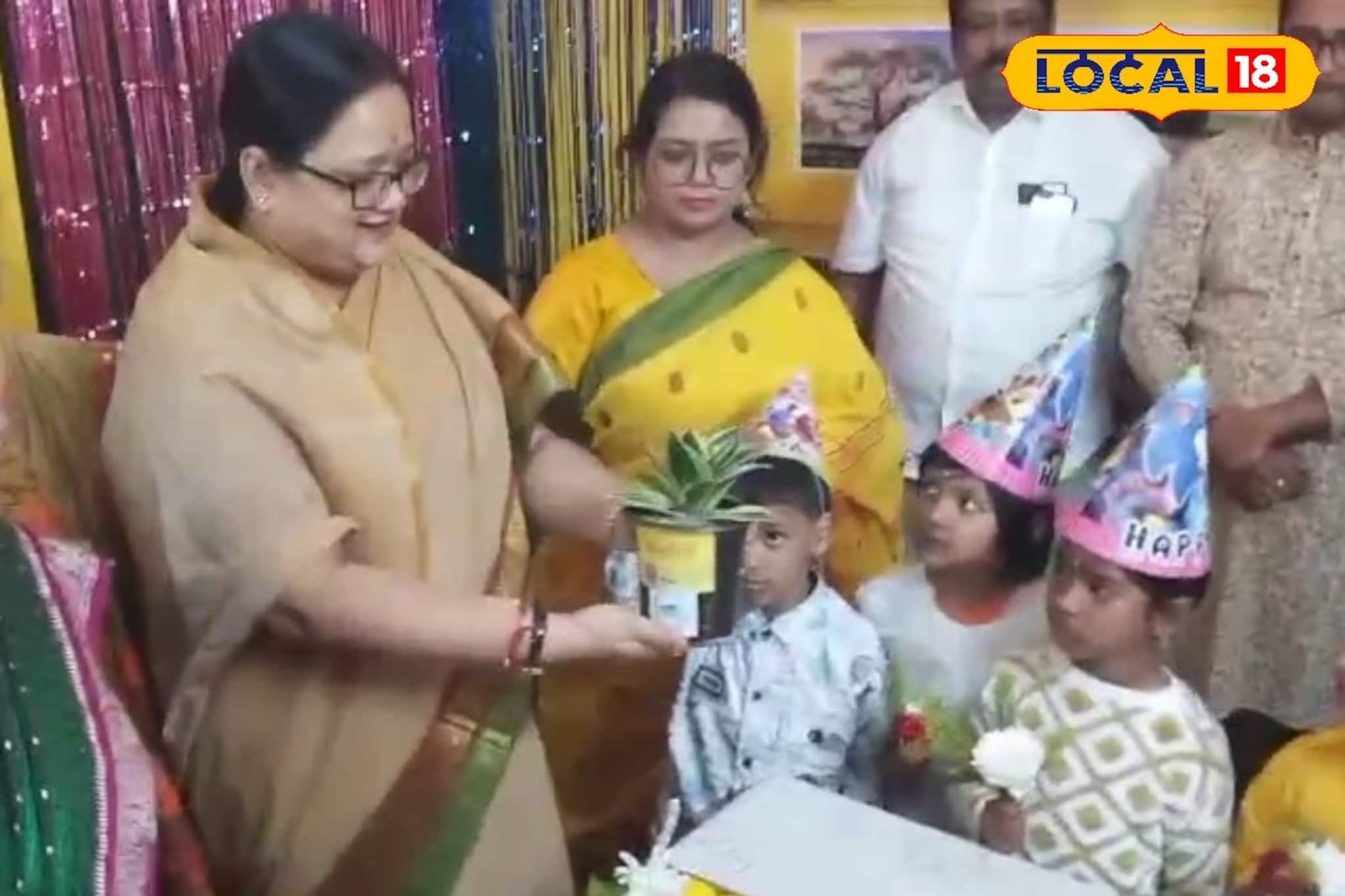 হাওড়ার প্রাথমিক স্কুলে কিশলয় উৎসব! মিলেমিশে এক জন্মদিন উদযাপন ও পরিবেশ রক্ষার বার্তা