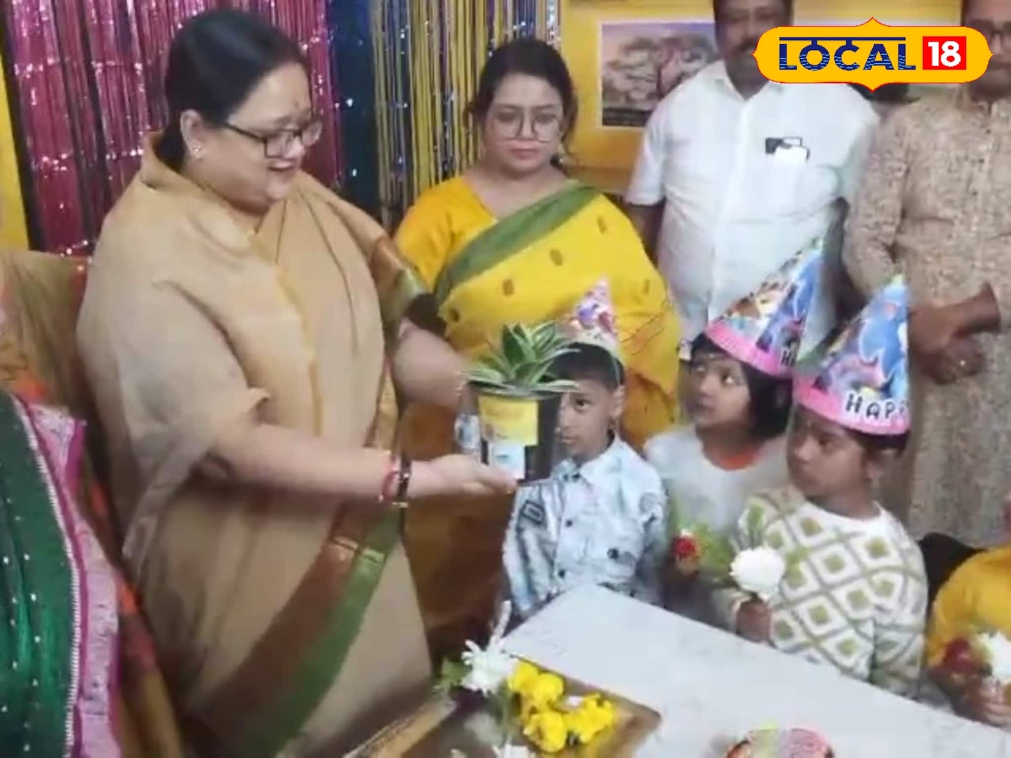 হাওড়ার প্রাথমিক স্কুলে কিশলয় উৎসব! মিলেমিশে এক জন্মদিন উদযাপন ও পরিবেশ রক্ষার বার্তা