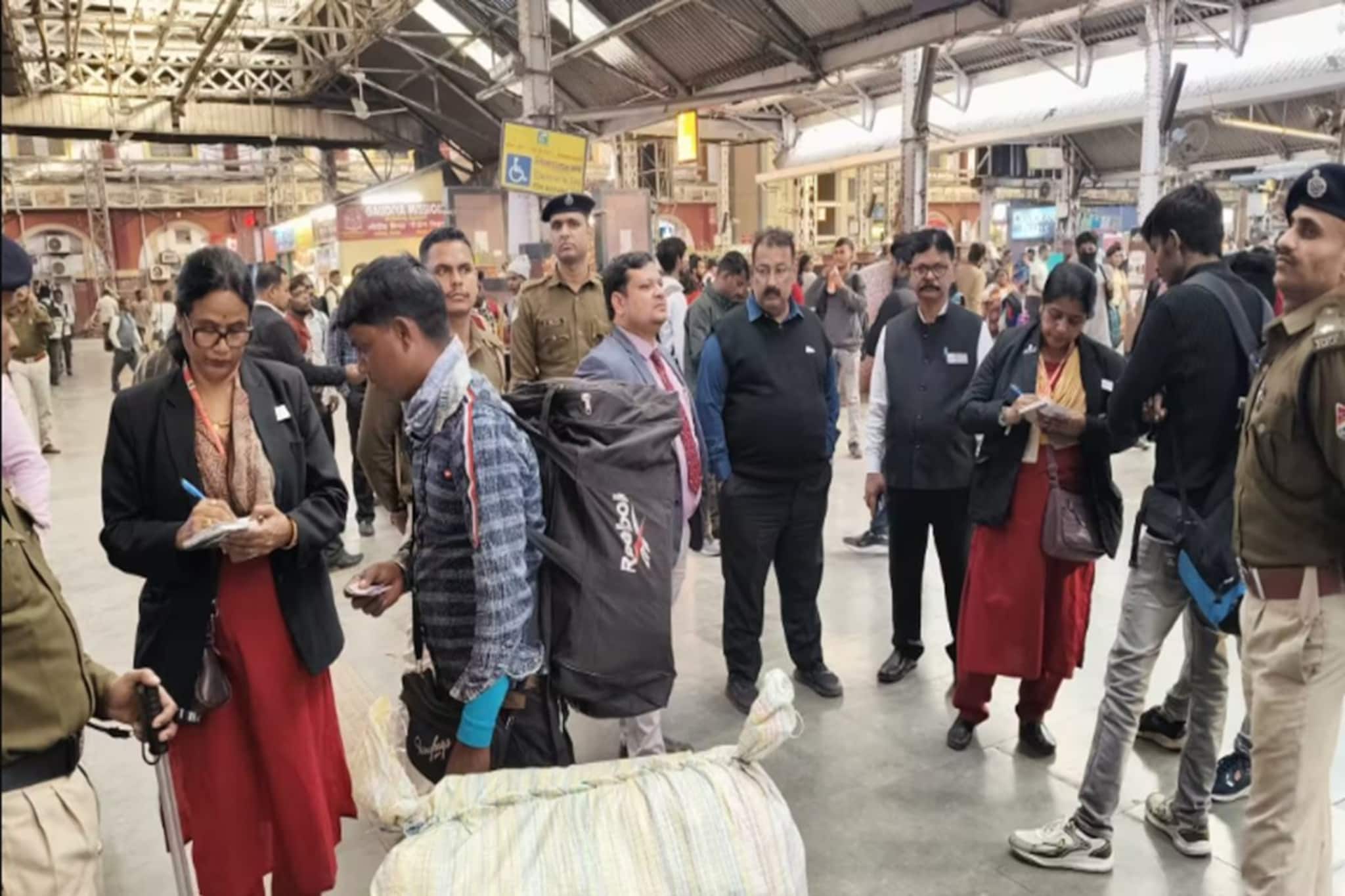 হাওড়ায় স্টেশনে সাবধান! একদিনেই জালে ৫৭৮ জন, শুরু জোরদার অভিযান হাওড়ায় স্টেশনে সাবধান! একদিনেই জালে ৫৭৮ জন, শুরু জোরদার অভিযান