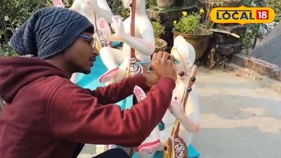 সরস্বতী প্রতিমা তৈরিতে ব্যস্ত স্নেহাশীষ খাঁড়া