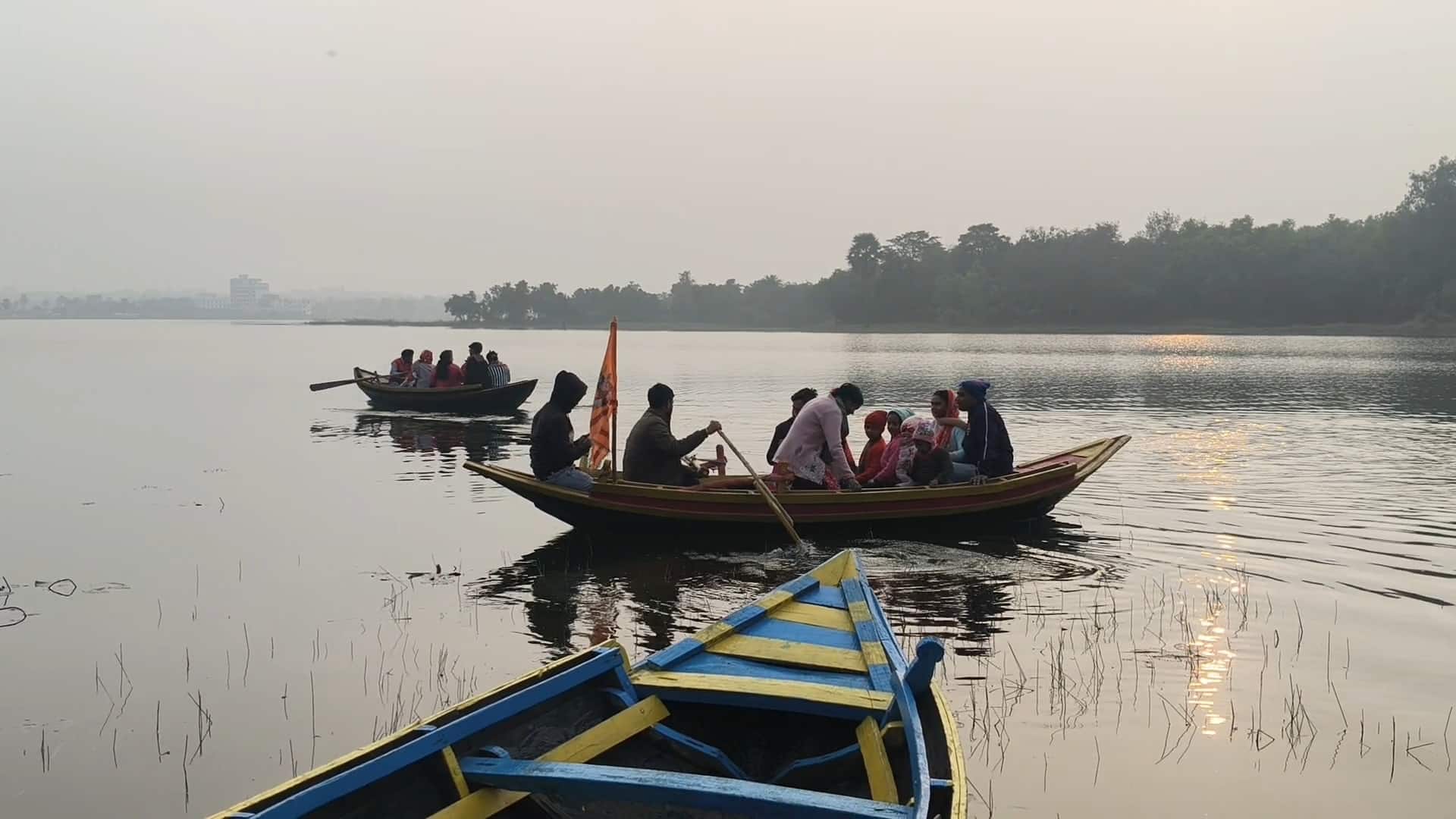 নৌকা চড়ছেন পর্যটকেরা