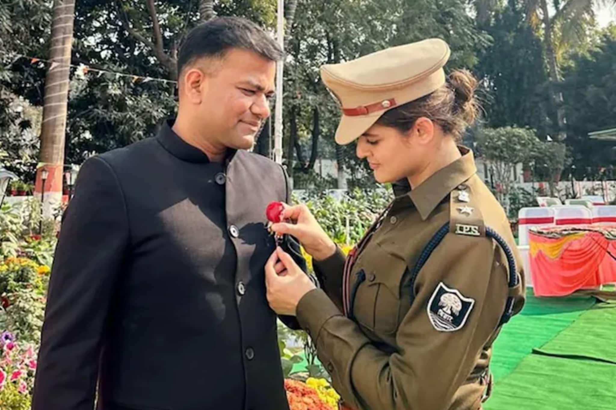 পটনায় প্রেম, হাওড়ায় বিয়ে ! স্ত্রী আবার স্বামীর চেয়ে বয়সে বড়, IPS আর IAS প্রেমের গল্প