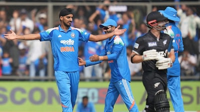 ভারতের হয়ে ৪ ওভারে ৫১ রান দিলেও ৫টি উইকেট নেন অর্শদীপ। এছাড়াও ৩টি উইকেট নেন অক্ষর প্যাটেল। ১৯.৪ ওভারে ২২৫ রানে অল আউট হয়ে যায় নিউজিল্যান্ড। শেষ পর্যন্ত ৪৬ রানে ম্যাচ জেতে ভারত।