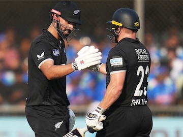 মিচেল ও ফিলিপস পথের কাঁটা! জোড়া সেঞ্চুরিতে ভারতকে ৩৩৮ রানের চ্যালেঞ্জ দিল নিউজিল্যান্ড