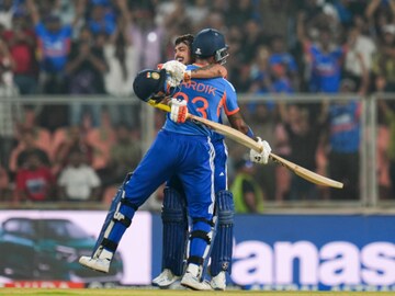 ইশানের দুরন্ত সেঞ্চুরি,সূর্যর প্রখর তেজ,ভারতের ব্যাটারদের তাণ্ডব!কিউই বোলিং নিয়ে ছেলেখেলা!