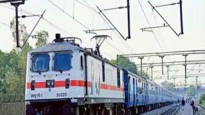 পুরুলিয়া: পুরুলিয়া ও বাঁকুড়া জেলার মানুষের দীর্ঘদিনের দাবি অবশেষে বাস্তবায়নের পথে। বাঁকুড়া (কালাবতী)-পুরুলিয়া হয়ে হুড়া পর্যন্ত নতুন রেললাইন নির্মাণের কাজ শুরু করার সরকারি অনুমোদন দিয়েছে কেন্দ্র সরকার। এই প্রকল্পের জন্য আনুষ্ঠানিক ছাড়পত্র প্রদান করেছেন কেন্দ্রীয় রেলমন্ত্রী অশ্বিনী বৈষ্ণব।