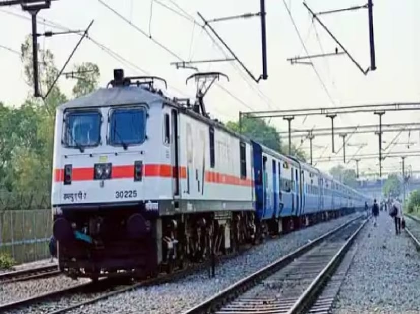 পুরুলিয়া: পুরুলিয়া ও বাঁকুড়া জেলার মানুষের দীর্ঘদিনের দাবি অবশেষে বাস্তবায়নের পথে। বাঁকুড়া (কালাবতী)-পুরুলিয়া হয়ে হুড়া পর্যন্ত নতুন রেললাইন নির্মাণের কাজ শুরু করার সরকারি অনুমোদন দিয়েছে কেন্দ্র সরকার। এই প্রকল্পের জন্য আনুষ্ঠানিক ছাড়পত্র প্রদান করেছেন কেন্দ্রীয় রেলমন্ত্রী অশ্বিনী বৈষ্ণব। পুরুলিয়া: পুরুলিয়া ও বাঁকুড়া জেলার মানুষের দীর্ঘদিনের দাবি অবশেষে বাস্তবায়নের পথে। বাঁকুড়া (কালাবতী)-পুরুলিয়া হয়ে হুড়া পর্যন্ত নতুন রেললাইন নির্মাণের কাজ শুরু করার সরকারি অনুমোদন দিয়েছে কেন্দ্র সরকার। এই প্রকল্পের জন্য আনুষ্ঠানিক ছাড়পত্র প্রদান করেছেন কেন্দ্রীয় রেলমন্ত্রী অশ্বিনী বৈষ্ণব।