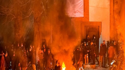 বিক্ষোভের আগুনে জ্বলছে ইরান৷ ছবি- এএফপি বিক্ষোভের আগুনে জ্বলছে ইরান৷ ছবি- এএফপি