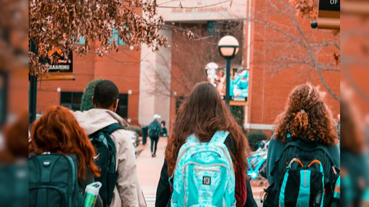 ‘ভারতেই থাকুন’ ! চাকরির অভাব ও ঋণের ঝুঁকির কথা উল্লেখ করে আয়ারল্যান্ডে পড়াশোনা করার বিষয়ে সতর্ক করলেন এক ভারতীয় প্রযুক্তিবিদ ‘ভারতেই থাকুন’ ! চাকরির অভাব ও ঋণের ঝুঁকির কথা উল্লেখ করে আয়ারল্যান্ডে পড়াশোনা করার বিষয়ে সতর্ক করলেন এক ভারতীয় প্রযুক্তিবিদ