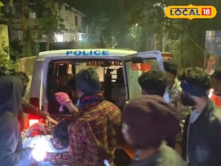 আহত যুবককে উদ্ধার করে নিয়ে যাওয়া হচ্ছে