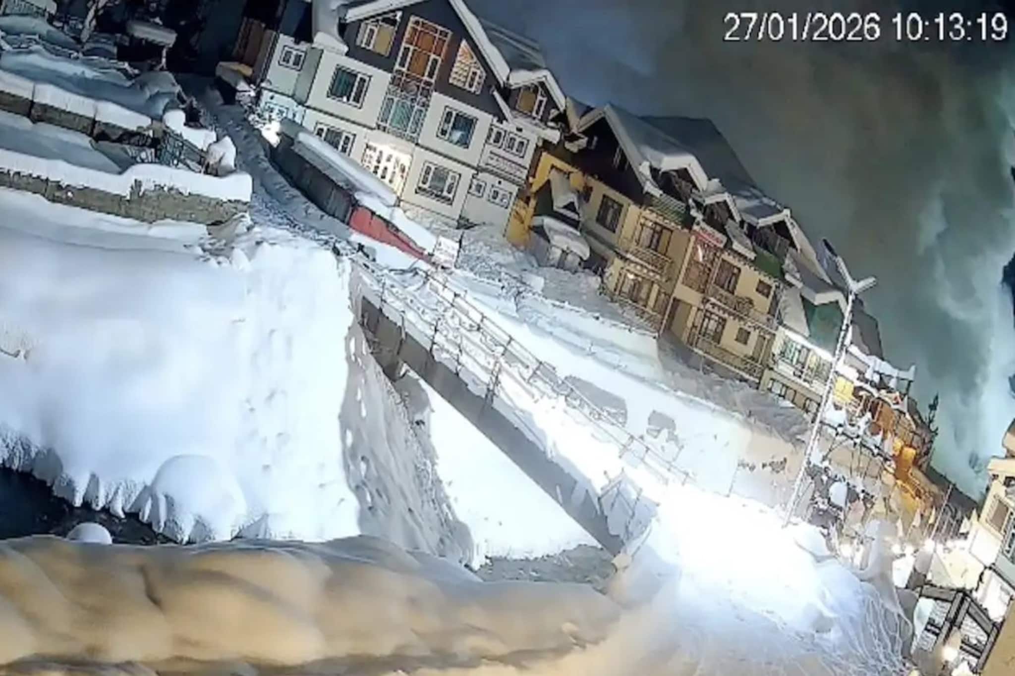 ভূস্বর্গে ভয়ঙ্কর ঘটনা ! সোনমার্গে পর্যটকদের রিসর্টের উপর আছড়ে পড়ল তুষারধস ! দেখুন ভিডিও