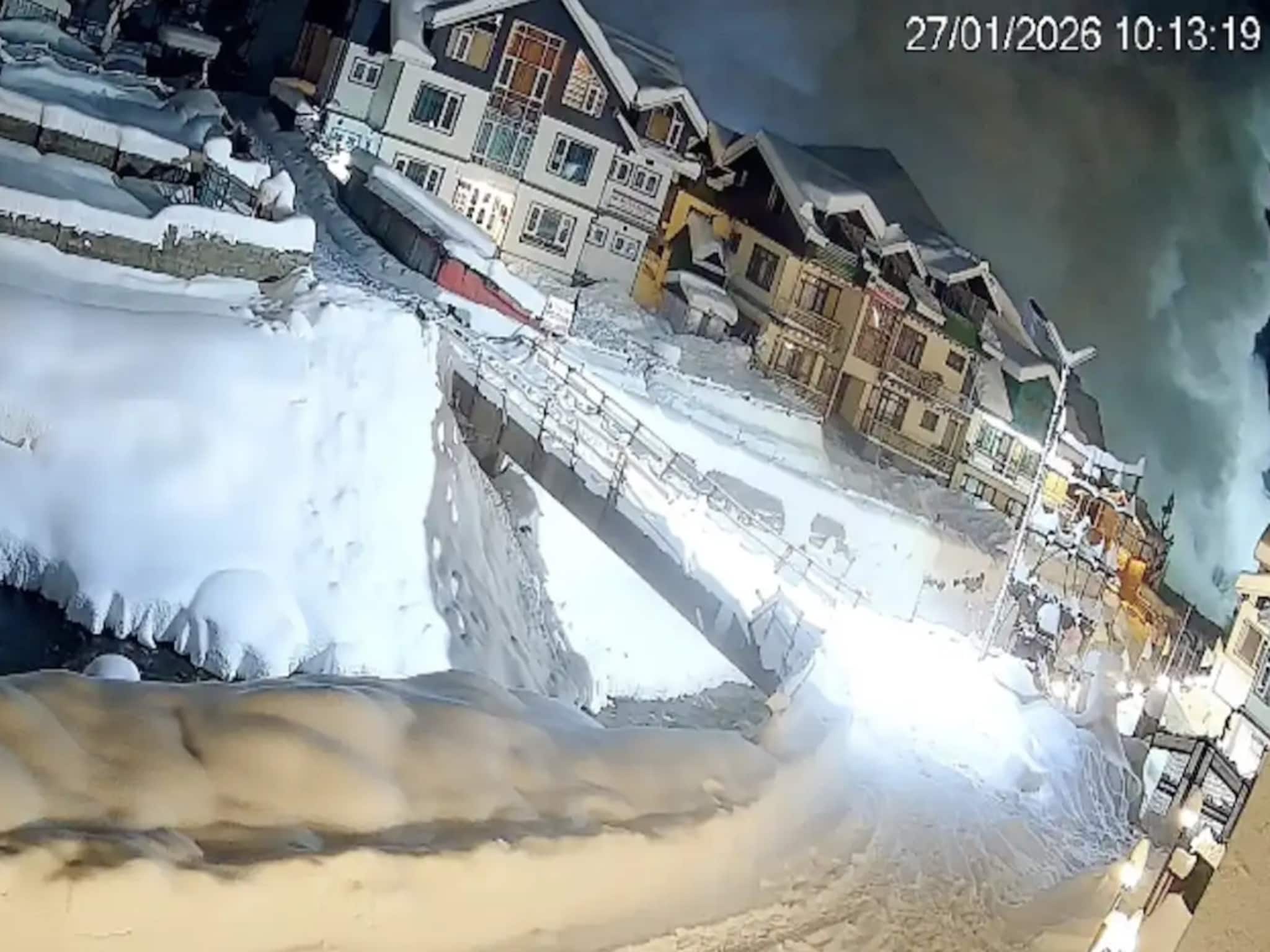 ভূস্বর্গে ভয়ঙ্কর ঘটনা ! কাশ্মীরের সোনমার্গে পর্যটকদের রিসর্টের উপর আছড়ে পড়ল তুষারধস ! দেখুন ভিডিও