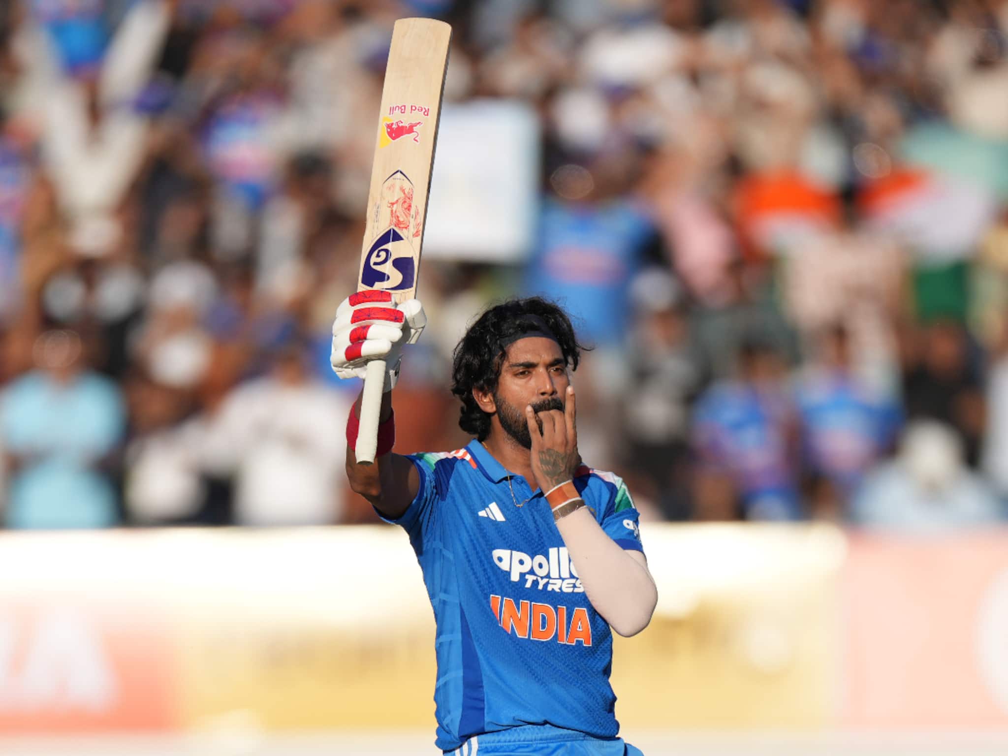 রাজকোটে রাজকীয় শতরান করে ২ রেকর্ড গড়লেন কেএল রাহুল, ভাঙলেন এমএস ধোনির নজির রাজকোটে রাজকীয় শতরান করে ২ রেকর্ড গড়লেন কেএল রাহুল, ভাঙলেন এমএস ধোনির নজির