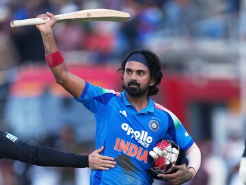 রাজকোটে রাজকীয় শতরান করে ২ রেকর্ড গড়লেন কেএল রাহুল, ভাঙলেন এমএস ধোনির নজির