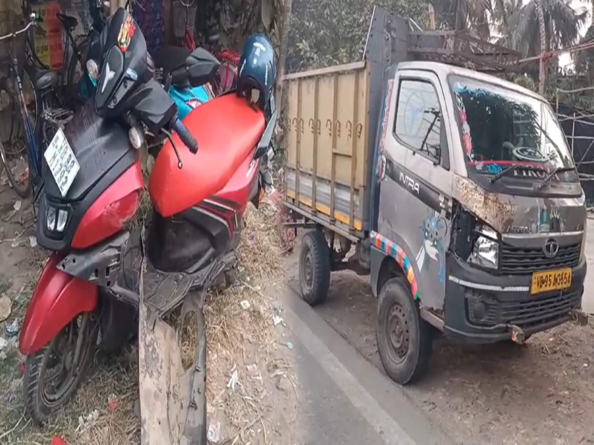 নিয়ন্ত্রণ হারিয়ে পিকআপ ভ্যানে ধাক্কা! জাতীয় সড়কের উপর ছিটকে পড়লেন ৩ যুবক, রক্তারক্তি কাণ্ড
