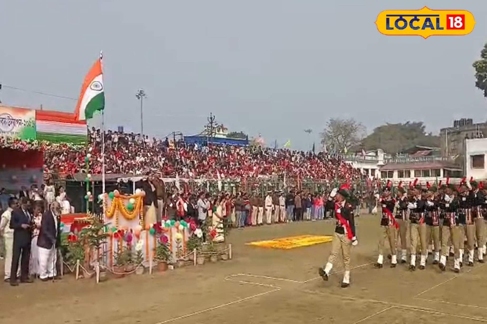 কালনায় ৭৭'তম প্রজাতন্ত্র দিবস উদযাপনের মাঝে ছন্দপতন! প্যারেড চলাকালীন হঠাৎই বন্ধ ব্যান্ড