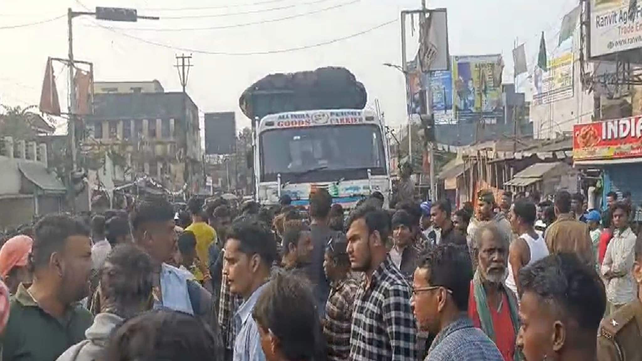 ট্রাক্টরের ধাক্কায় জখম টোটো চালক, সড়ক দুর্ঘটনার জেরে রণক্ষেত্র কাঁকসার পানাগড় বাজার