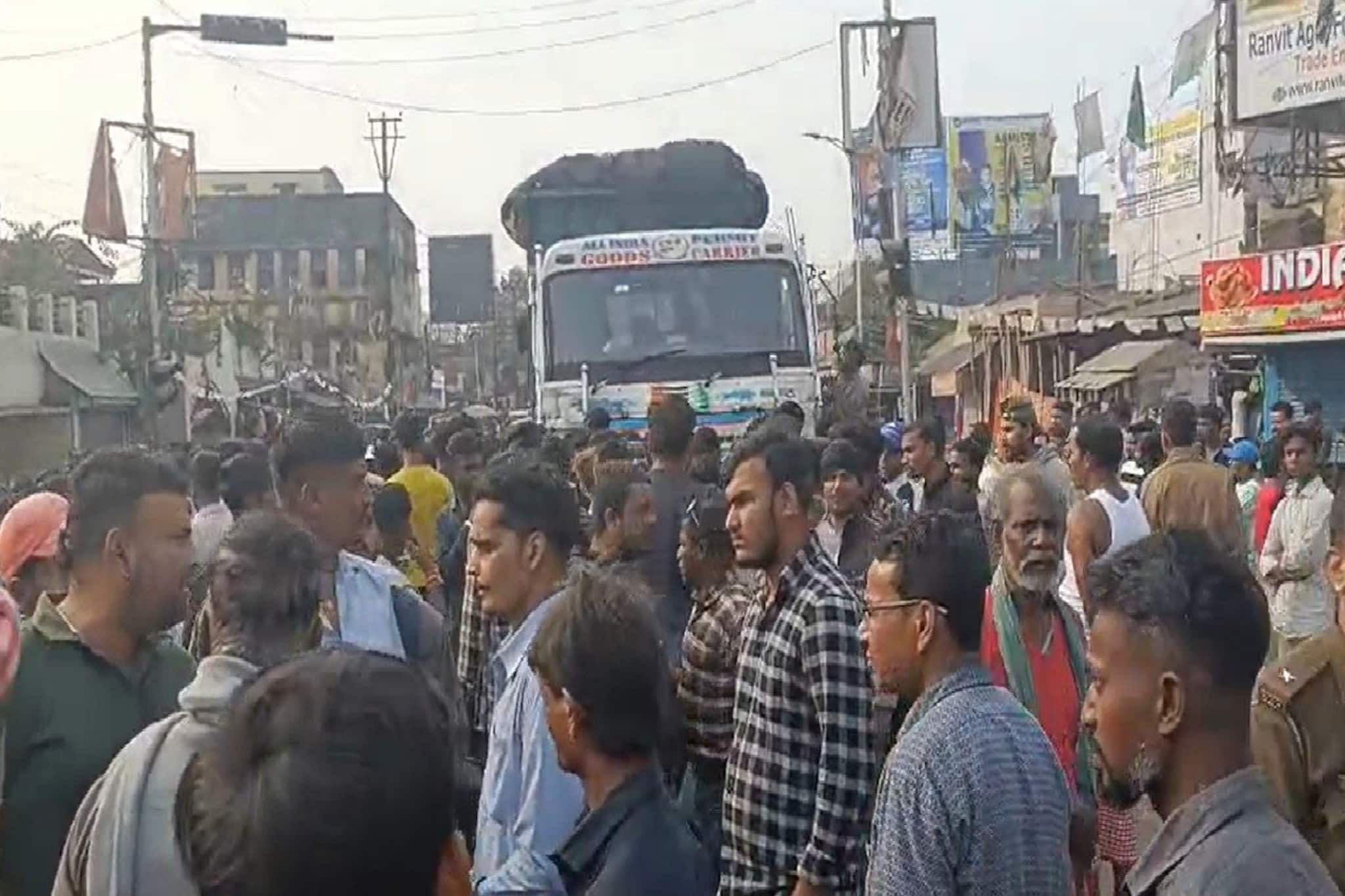 ট্রাক্টরের ধাক্কায় জখম টোটো চালক, সড়ক দুর্ঘটনার জেরে রণক্ষেত্র কাঁকসার পানাগড় বাজার