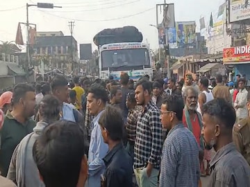 সড়ক দুর্ঘটনাকে ঘিরে রণক্ষেত্র পানাগড়ের চৌমাথা মোড় সড়ক দুর্ঘটনাকে ঘিরে রণক্ষেত্র পানাগড়ের চৌমাথা মোড়