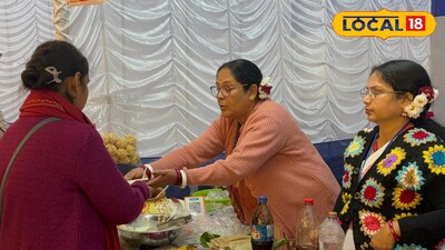 কাটোয়া পৌর সম্প্রীতি মেলায় পিঠের পসরা সাজিয়ে বসেছেন স্বনির্ভর গোষ্ঠীর মহিলারা