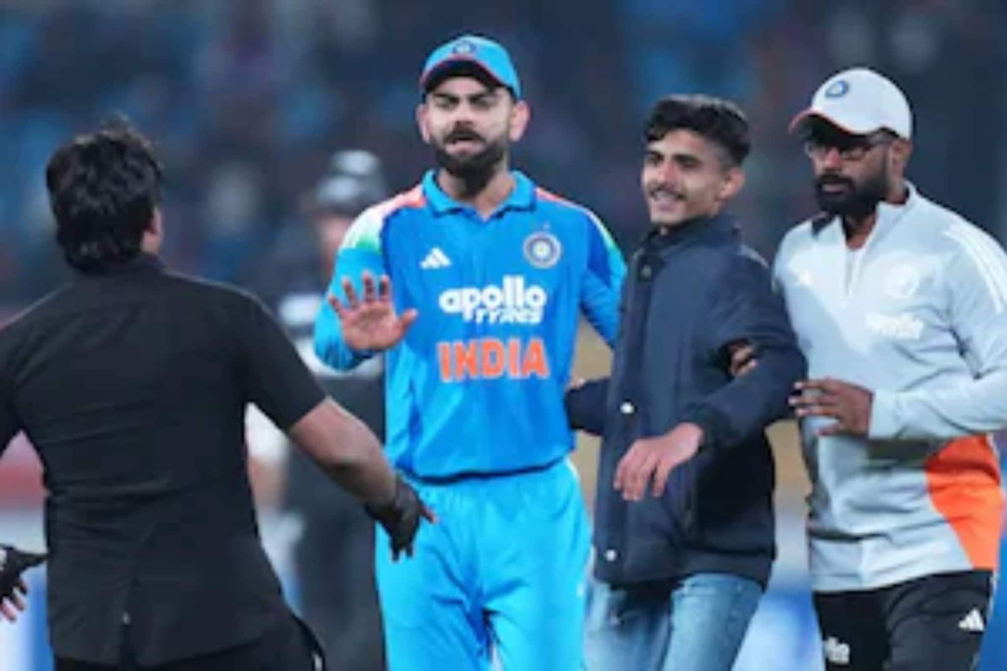 ফের নিরাপত্তা বলয় ভেঙে মাঠে ঢুকে বিরাটকে আলিঙ্গন ভক্তের! কোহলির অনুরোধ শুনলেন না রক্ষীরা