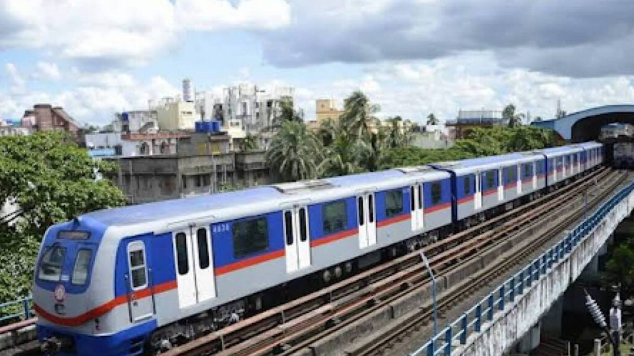Metro: রবীন্দ্র সরোবর মেট্রো স্টেশনে মর্মান্তিক ঘটনা, মেট্রোর সামনে ঝাঁপ যাত্রীর; পরিষেবা ব্যাহত