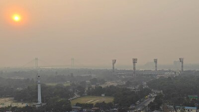 আলিপুর আবহাওয়া দফতর জানিয়েছে, আগামী সাত দিন তাপমাত্রার খুব একটা হেরফের হবে না। সরস্বতী পুজোয় থাকবে উষ্ণতার ছোঁয়া। সরস্বতী পুজোতেও জাঁকিয়ে ঠান্ডা থাকবে না। তবে রাজ্যের প্রায় সব জেলাতেই থাকবে কুয়াশার দাপট। আজ, বৃহস্পতিবার দক্ষিণবঙ্গের সব জেলায় দৃশ্যমানতা নামতে পারে ৯৯৯ থেকে ২০০ মিটারে। উত্তরবঙ্গের জেলাগুলিতে কুয়াশার কারণে দৃশ্যমানতা নামতে পারে।