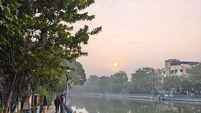 সরস্বতী পুজোয় কলকাতা ও সংলগ্ন এলাকায় দিনের বেলায় উষ্ণ আবহাওয়া থাকবে। কিছুটা তাপমাত্রা বাড়লেও বসন্তি পঞ্চমীতে শীতের আমেজ থাকবে পশ্চিমের জেলায়। সকাল এবং সন্ধ্যায় শীতের হালকা আমেজ থাকলেও দিনের বেলায় শীত উধাও থাকবে সরস্বতী পুজোর দিন। খুব সকালে হালকা কুয়াশা এবং বৃষ্টির সম্ভাবনা নেই। এমনটাই জানিয়েছে আবহাওয়া দফতর ৷