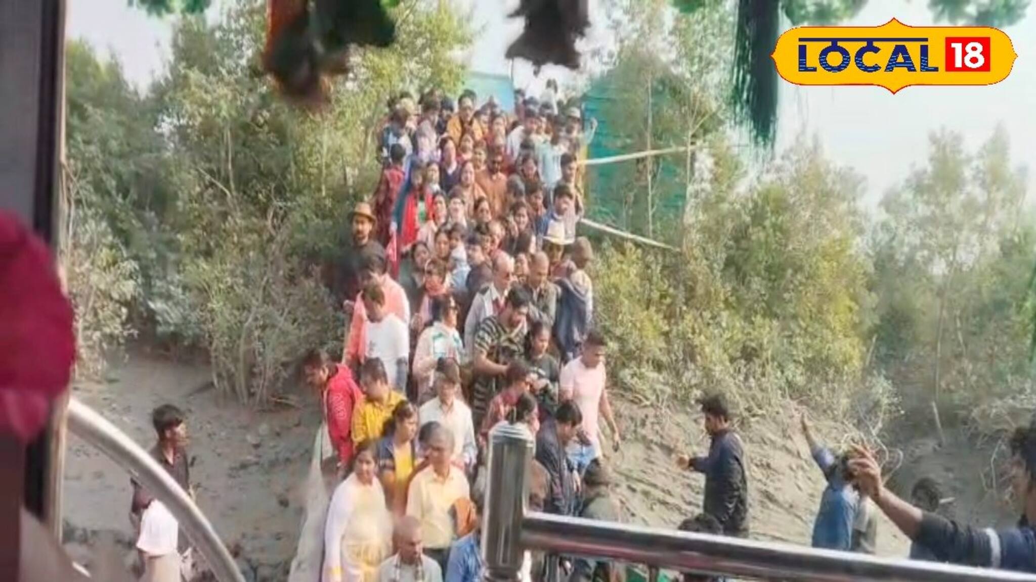 শখের সুন্দরবন ভ্রমণে বিপদের আশঙ্কা! প্রাণ হাতে নিয়ে নদীবক্ষে লঞ্চ সফর