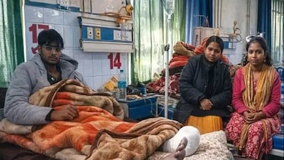 নিজের পা কেটে ফেললেন যুবক