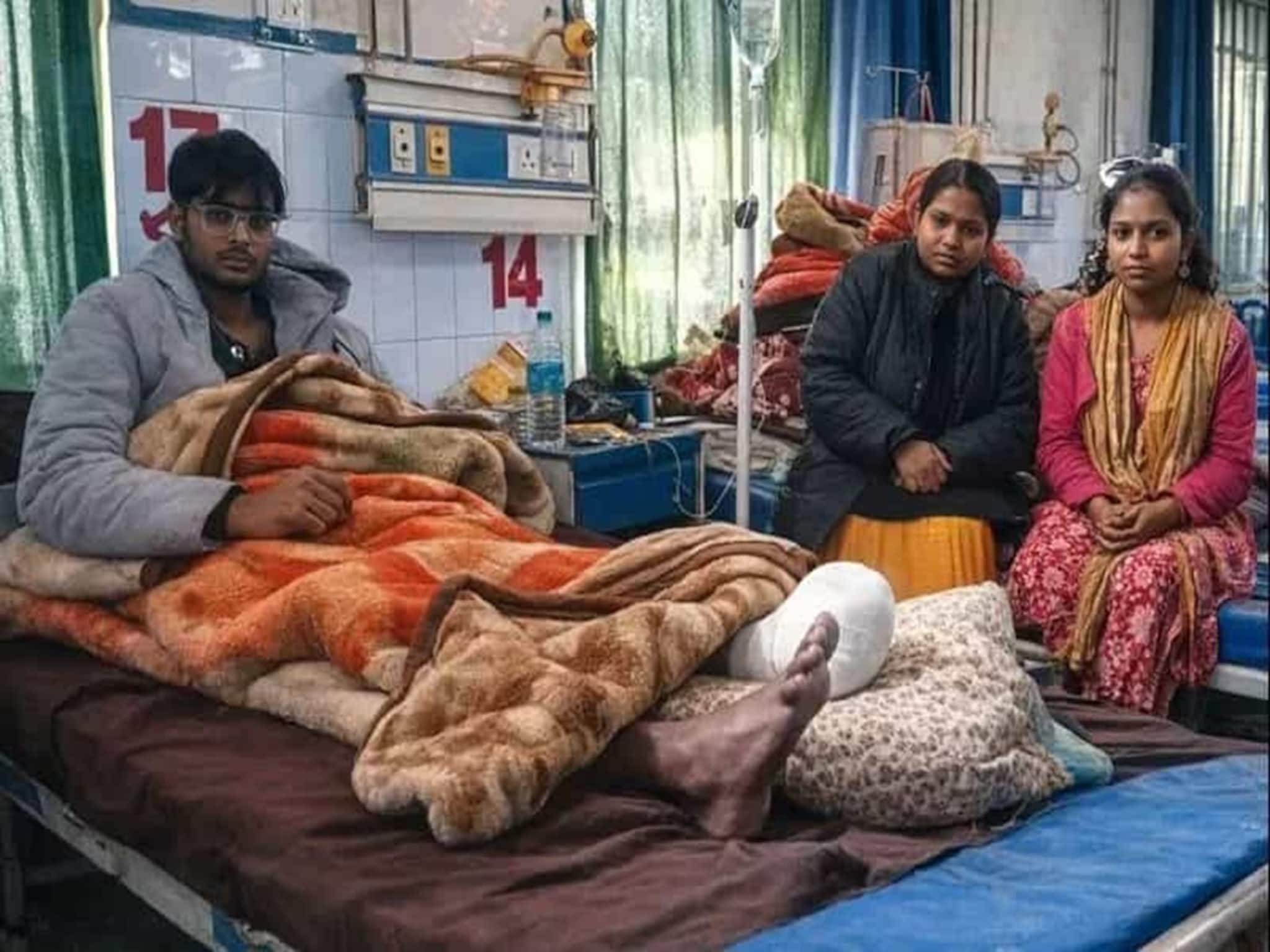 MBBS-এ প্রতিবন্ধী কোটায় ভর্তি হতে নিজের পা কেটে ফেললেন যুবক! উত্তরপ্রদেশের ঘটনা হতবাক করবে MBBS-এ প্রতিবন্ধী কোটায় ভর্তি হতে নিজের পা কেটে ফেললেন যুবক! উত্তরপ্রদেশের ঘটনা হতবাক করবে